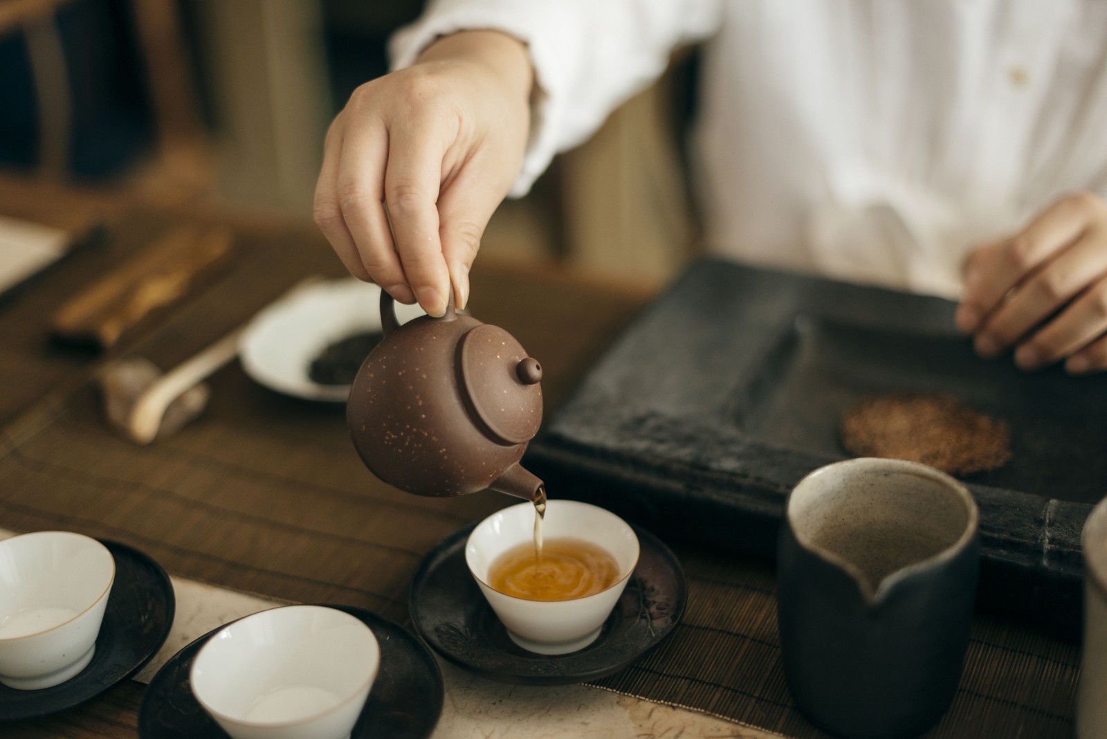 泡茶与品饮过程特写，茶汤与茶具细节